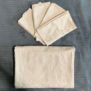 Set - 1 rectangle Tablecloth and 4 cloth napkins